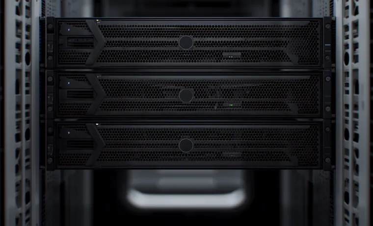 Tres servidores Dell PowerEdge montados en rack, vistos de frente