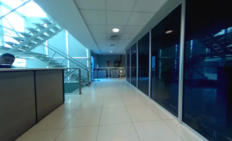 Sector de espera de la recepción, con la puerta de acceso controlado a las áreas técnicas